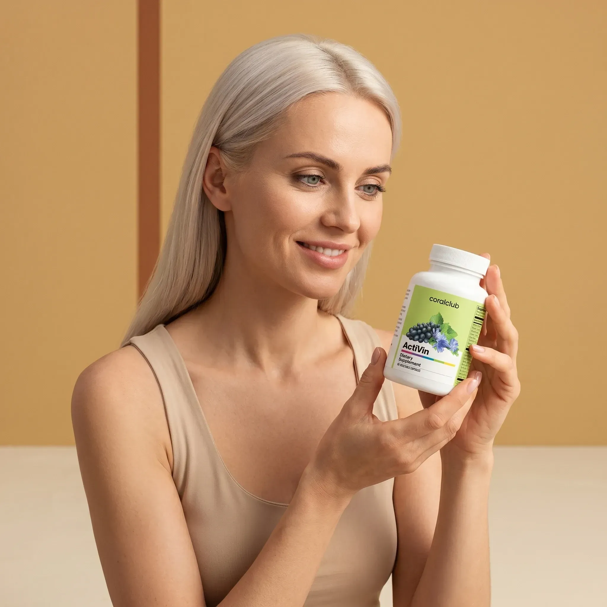 Imagine lifestyle ActiVin: o femeie ține flaconul de supliment, zâmbind.
