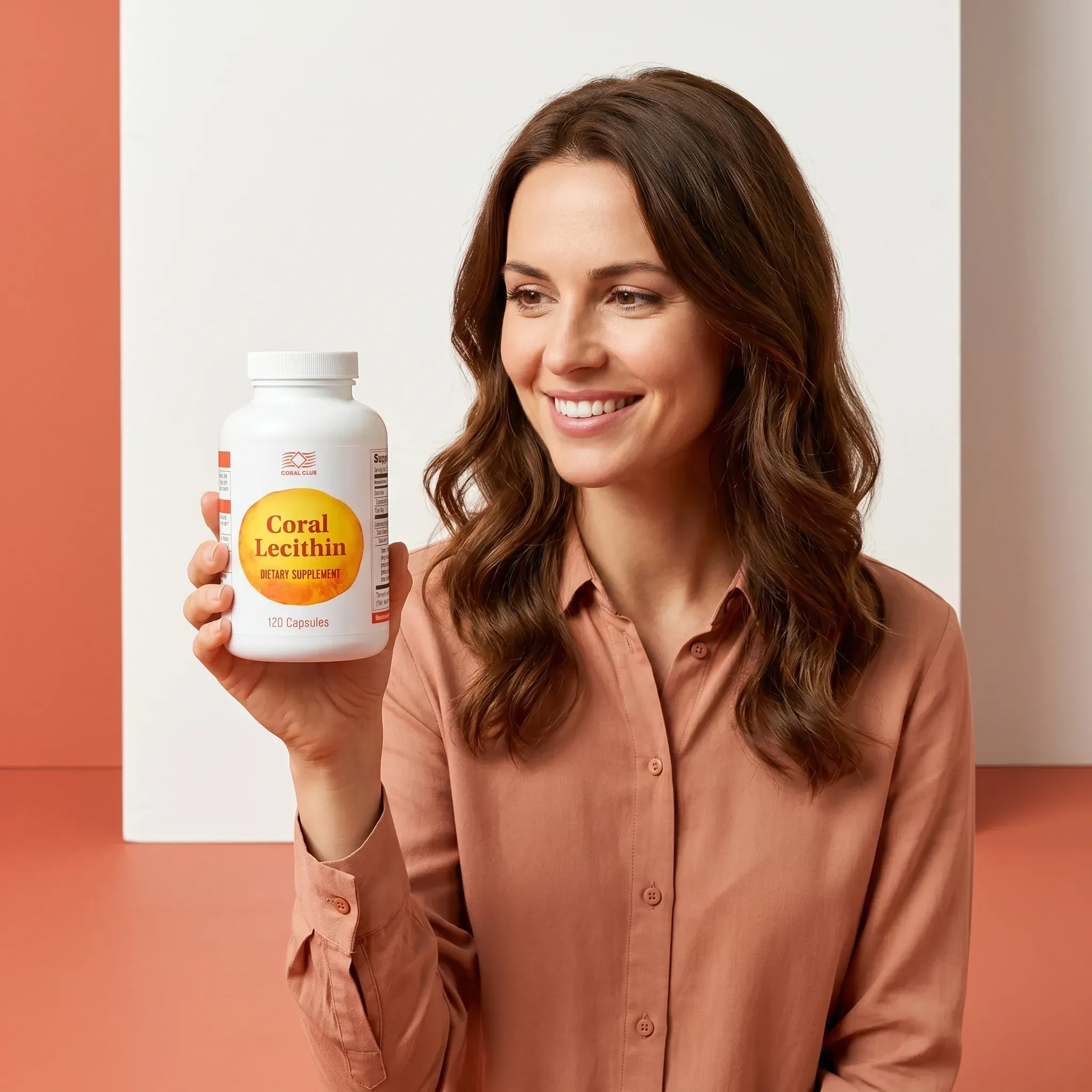 Femeie ținând un flacon de supliment Coral Lecithin.