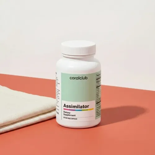 Packshot Assimilator: flacon alb pe fundal coral.