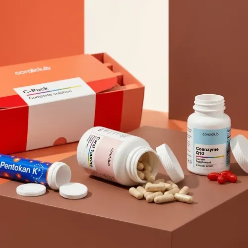 Detaliu C-Pack: capsule și flacoane pe fundal geometric.