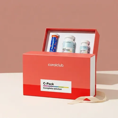 Packshot C-Pack: trei flacoane într-o cutie coral.