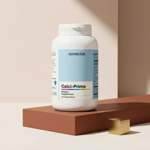 Packshot Calci-Prime: recipient alb cu capsule, pe fundal minimalist.
