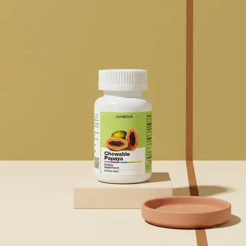 Flaconul Chewable Papaya pe fundal minimalist, alături de o farfurioară.