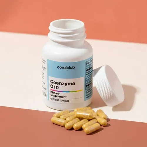 Flaconul Coenzyme Q10 cu capsule galbene, pe fundal pastelat.
