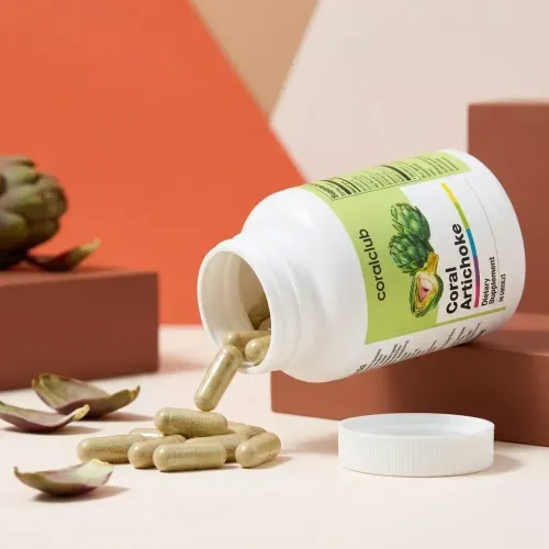 Flaconul Coral Artichoke cu capsule răsturnate, pe fundal minimalist.