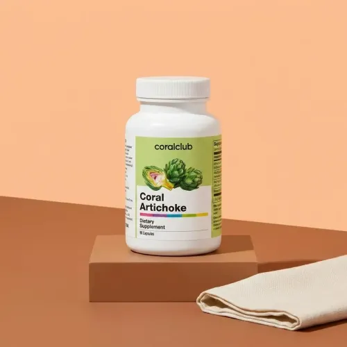 Packshot Coral Artichoke pe fundal minimalist.