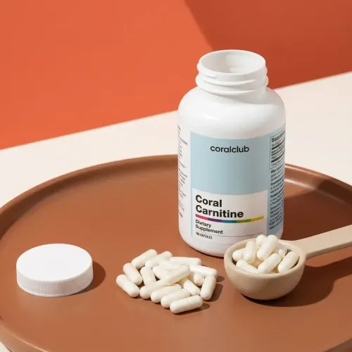 Flaconul Coral Carnitine cu capsule albe pe o farfurie, alături de o măsură.