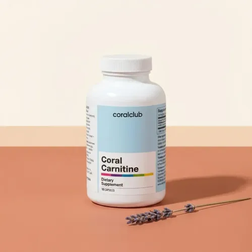 Packshot Coral Carnitine cu o rămurică de lavandă, pe fundal estompat.