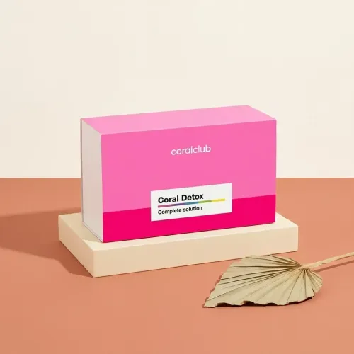 Packshot Coral Detox: ambalaj roz intens pe fundal neutru.