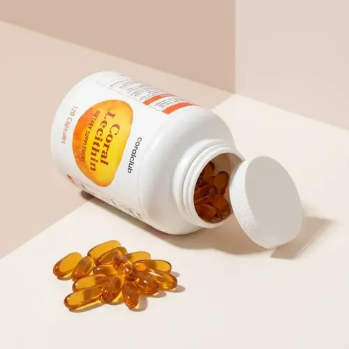Detaliu Coral Lecithin: capsule moi ieșind dintr-un flacon deschis.