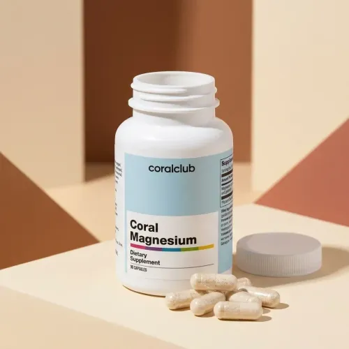 Flaconul Coral Magnesium cu capsule, pe fundal geometric.