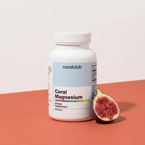 Packshot Coral Magnesium cu o smochină, pe fundal coral.