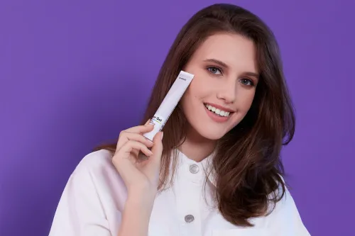 Femeie zâmbitoare care ține tubul Silver Gel lângă obraz