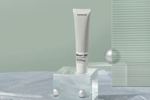 Tubul Silver Gel așezat pe un cub transparent