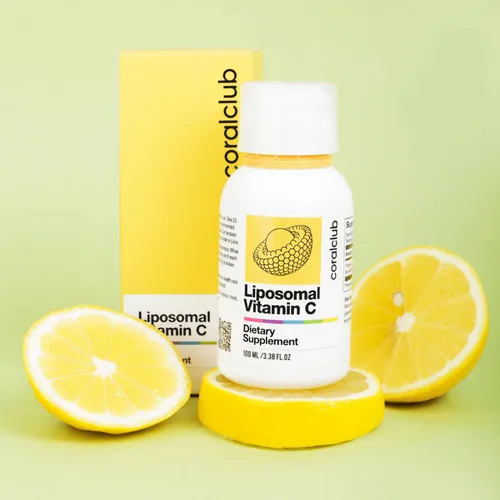 Flaconul și cutia Vitamina C lipozomală lângă felii de lămâie