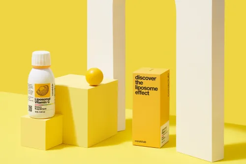 Flaconul și cutia Vitamina C lipozomală pe fundal galben